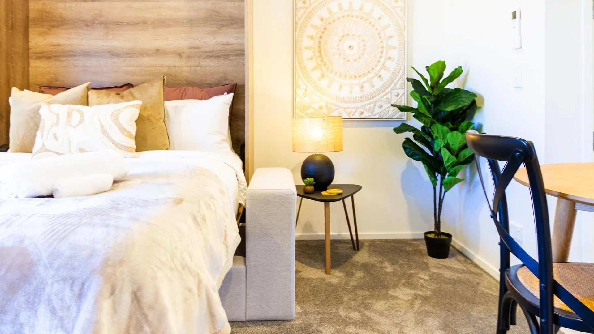 Apartment Central Oasis: Charming Studio With Backyard Christchurch