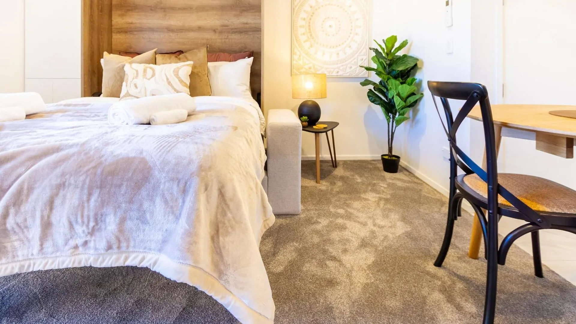Central Oasis: Charming Studio With Backyard Christchurch Apartment